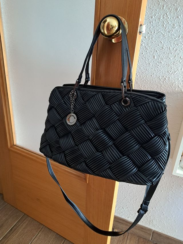 Bolso negro trenzado de la marca Mimi-mua
