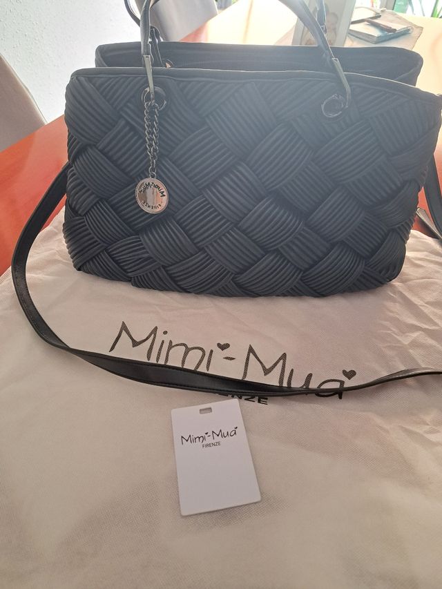 Bolso negro trenzado de la marca Mimi-mua