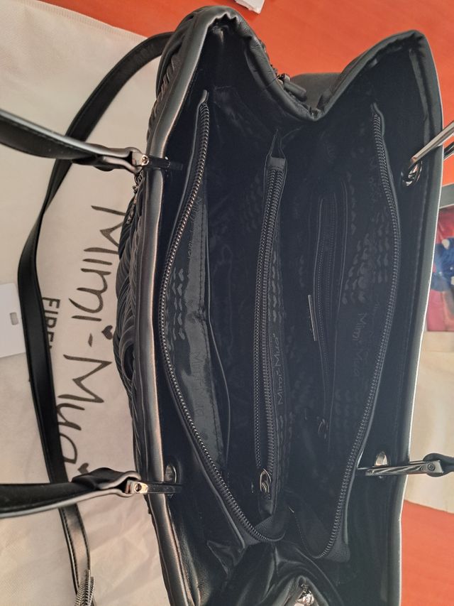 Bolso negro trenzado de la marca Mimi-mua