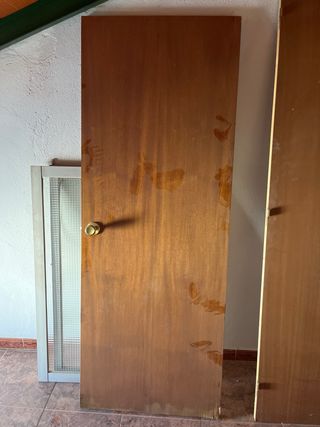 Puerta madera habitación.
