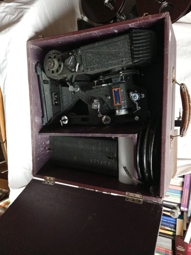 Proyector Pathé 200B antiguo