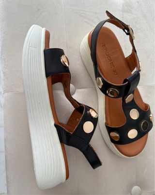 Sandali EPOCHE neri con borchie dorate nuovi