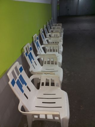 8 Sillas plástico selladas por Hernrry Massonet