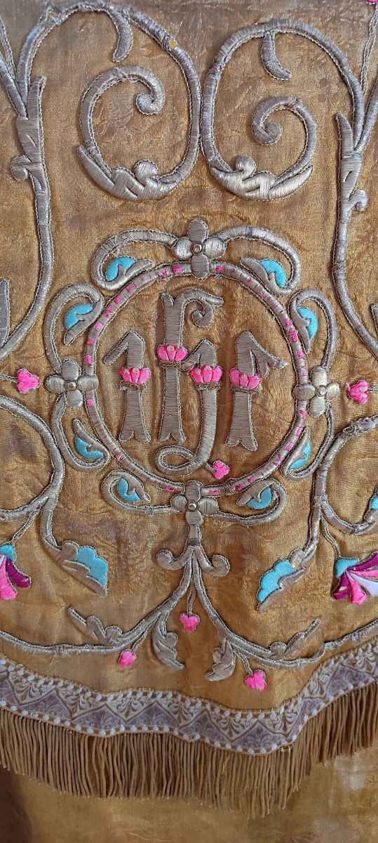 Capa pluvial antigua dorada