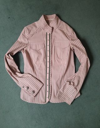 Chaqueta camisera estilo militar