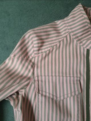Chaqueta camisera estilo militar