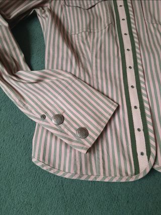 Chaqueta camisera estilo militar