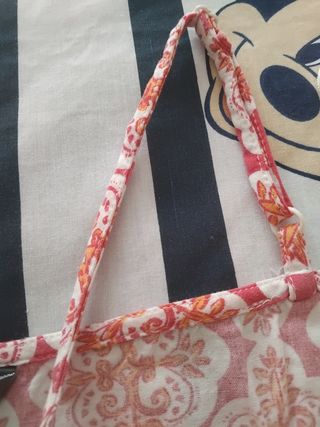 Camiseta étnica roja y naranja