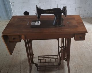 Máquina coser Alfa antigua