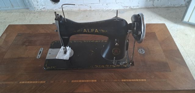 Máquina coser Alfa antigua