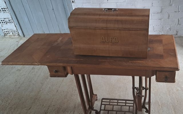 Máquina coser Alfa antigua