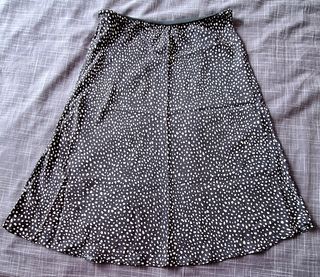 Falda midi lunares - negra y blanca. Goma cintura