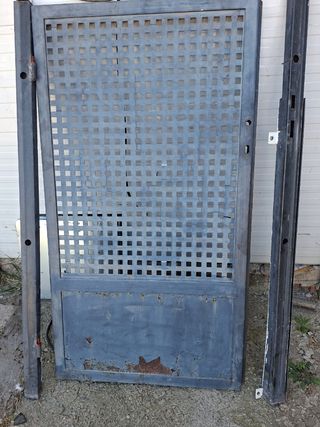 Puerta metálica rejilla