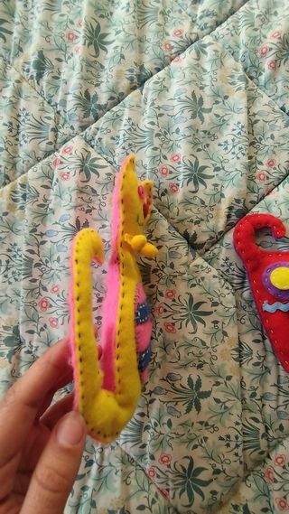 Dos peluches gato y perro