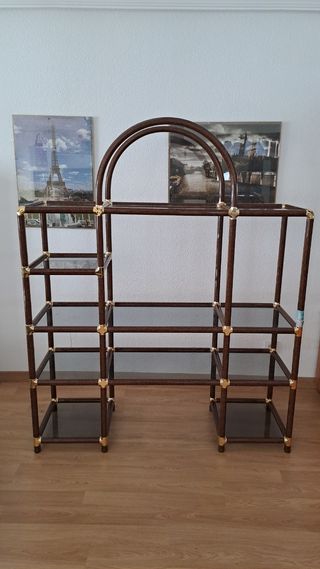 Estantería apariencia madera con baldas de cristal
