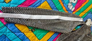 Maglia con brillantini e fori sulle spalle. Made i