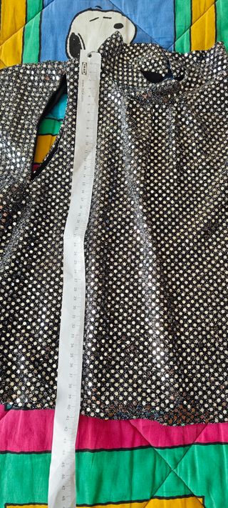 Maglia con brillantini e fori sulle spalle. Made i