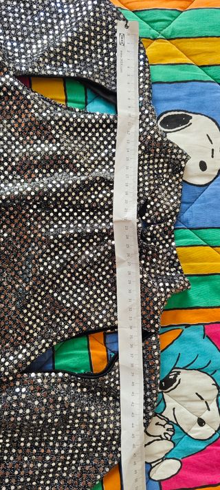 Maglia con brillantini e fori sulle spalle. Made i