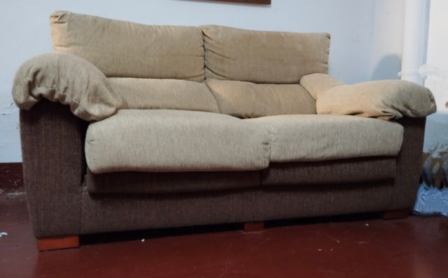 Sofá 2 plazas beige y marrón