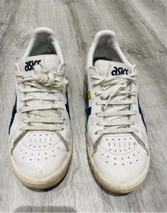 Zapatillas Asics blancas y azules