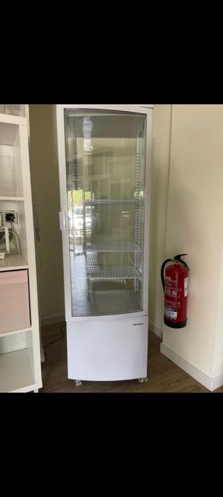 Vitrina refrigerada nevera blanca y como nueva