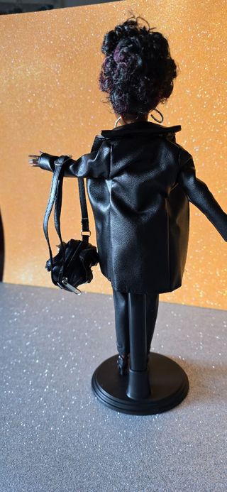 Muñeca con un conjunto de ropa precioso.