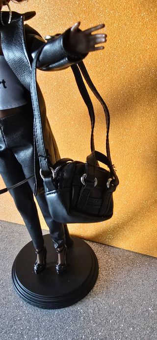 Muñeca con un conjunto de ropa precioso.