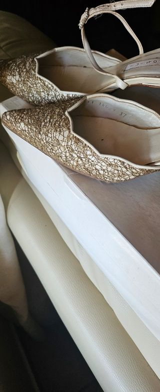 Zapatos dorados para algún evento o graduación