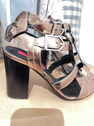 Sandalias estilo romanas Hugo Boss doradas