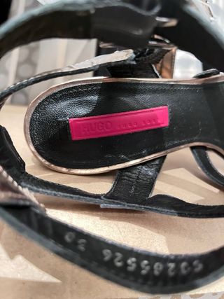 Sandalias estilo romanas Hugo Boss doradas