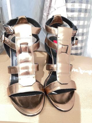 Sandalias estilo romanas Hugo Boss doradas