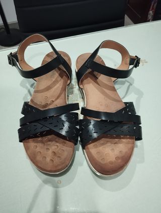 Sandalias negras cuña