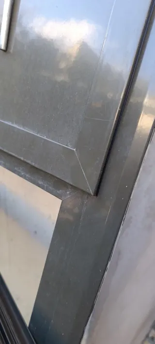 Ventana aluminio oscilobatiente.