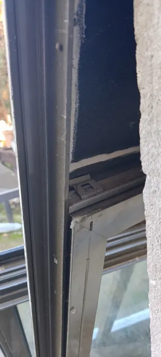 Ventana aluminio oscilobatiente.