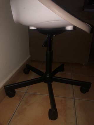 Silla escritorio giratoria beige y negro