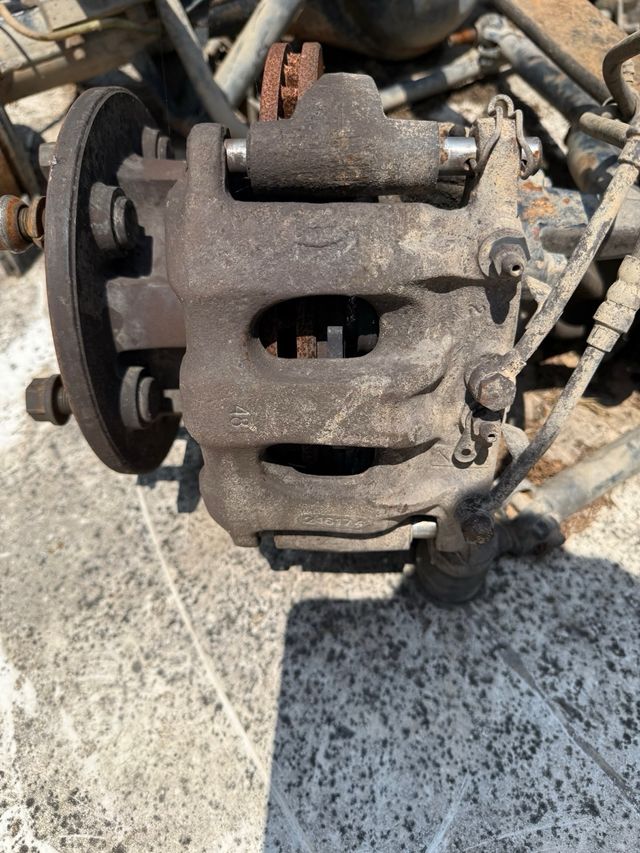 Pinzas delanteras de freno Nissan Cabstar 2001