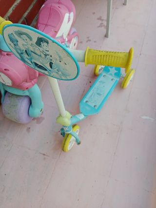 Correpasillos y patinete infantiles