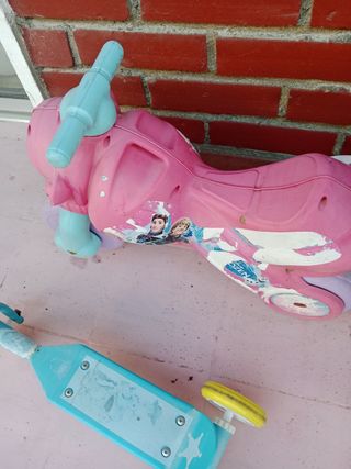 Correpasillos y patinete infantiles