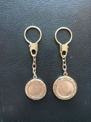 2 Llaveros 
con Peseta del España'82
