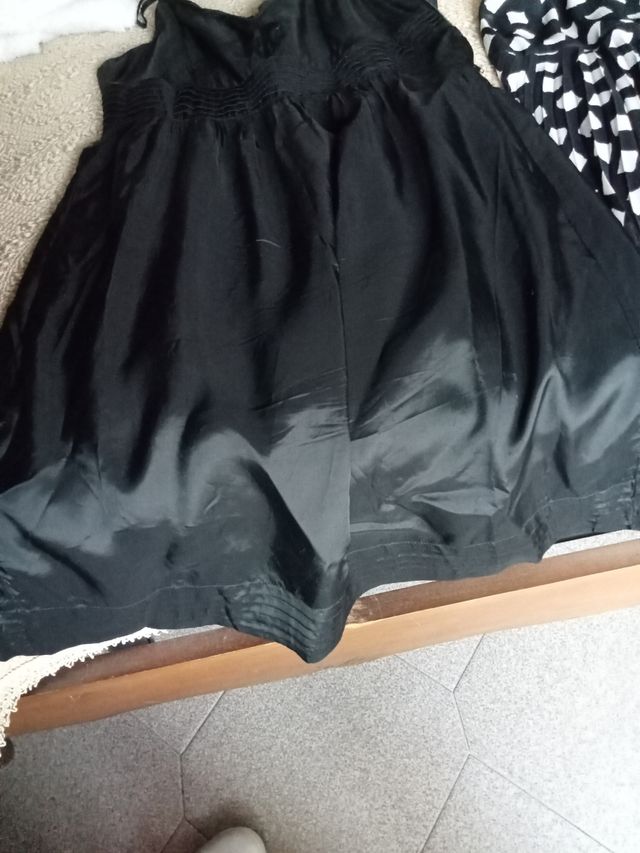 Abito nero raso elegante in raso 