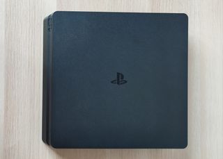 PS4 Slim 1TB negro + 1 mando negro y cables