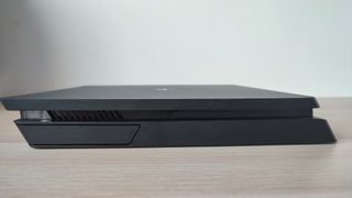 PS4 Slim 1TB negro + 1 mando negro y cables