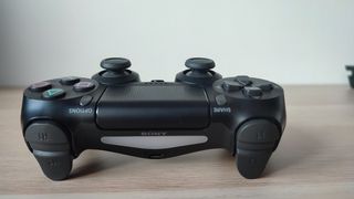 PS4 Slim 1TB negro + 1 mando negro y cables