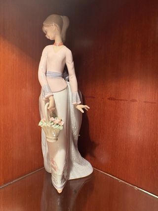 Figura Lladró: Mujer con cesta de flores