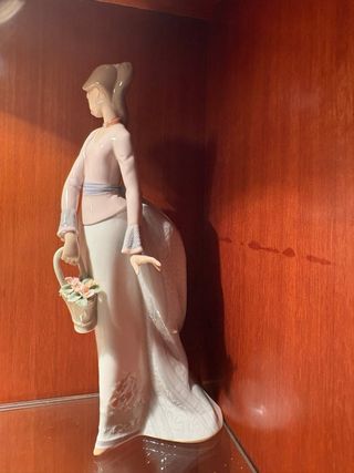 Figura Lladró: Mujer con cesta de flores
