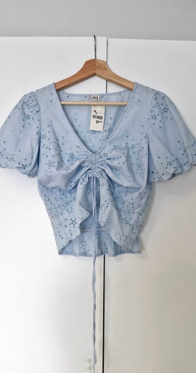 BLUSA AZUL CELESTE BORDADA PIMKIE