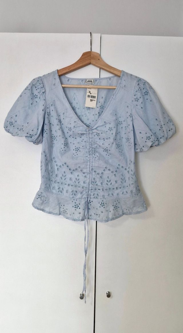 BLUSA AZUL CELESTE BORDADA PIMKIE
