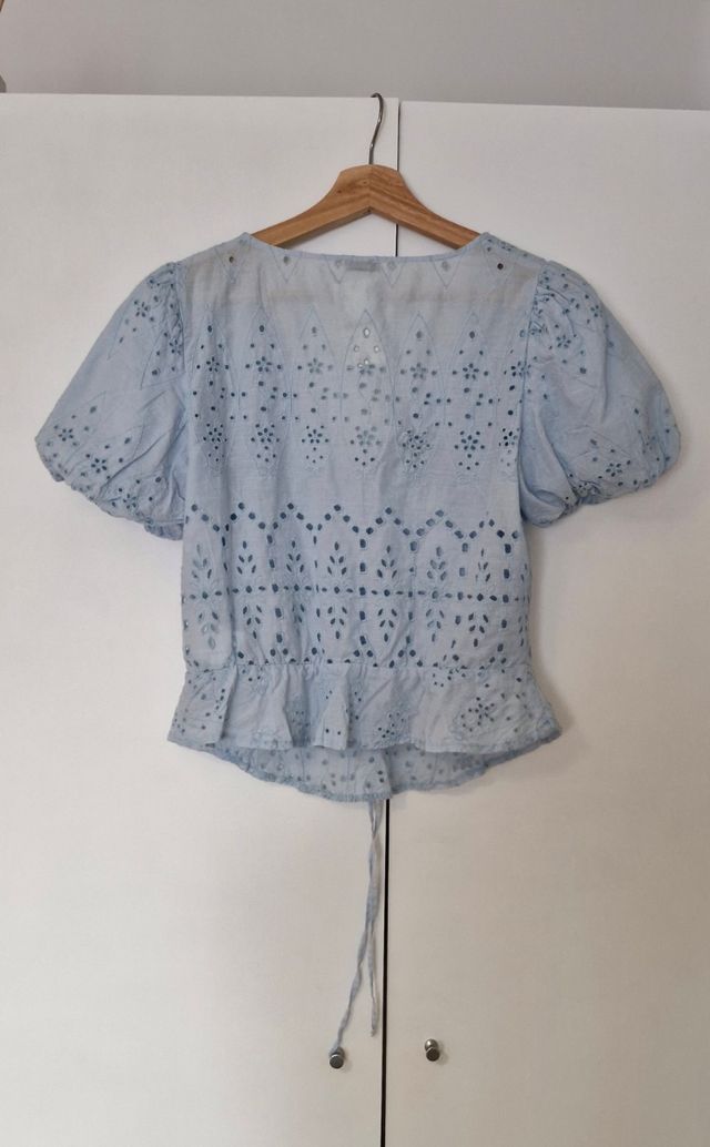 BLUSA AZUL CELESTE BORDADA PIMKIE