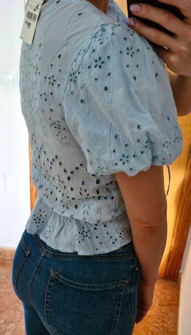 BLUSA AZUL CELESTE BORDADA PIMKIE