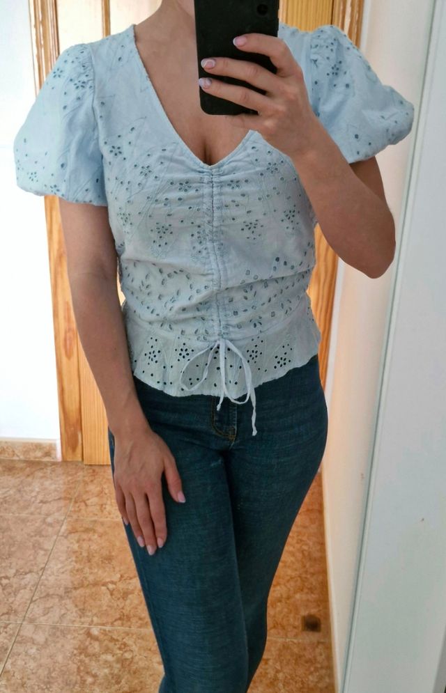 BLUSA AZUL CELESTE BORDADA PIMKIE